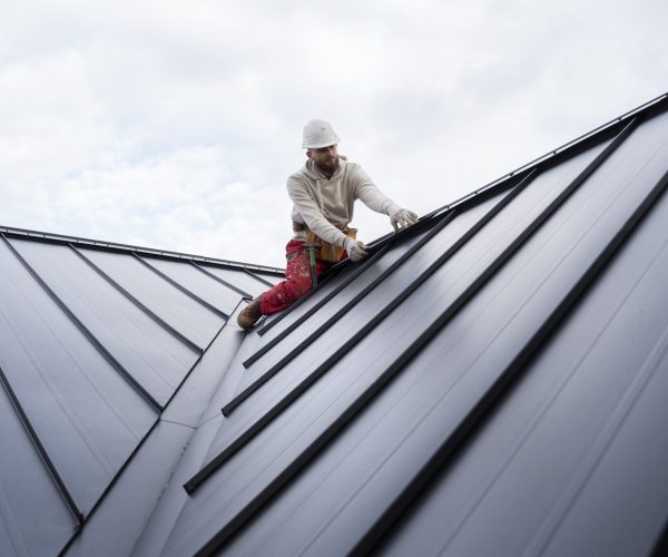 full-shot-construction-worker-roof